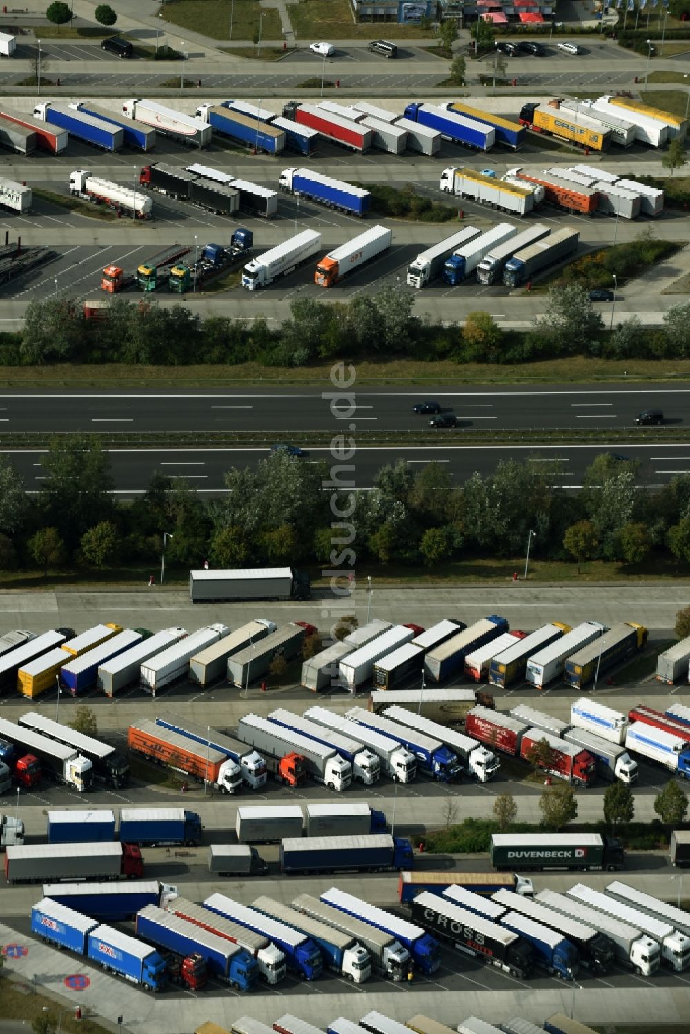 Mittenwalde von oben - LKW- Abstellflächen an der Autobahn- Raststätte und Parkplatz der BAB A10 Am Fichtenplan in Mittenwalde im Bundesland Brandenburg