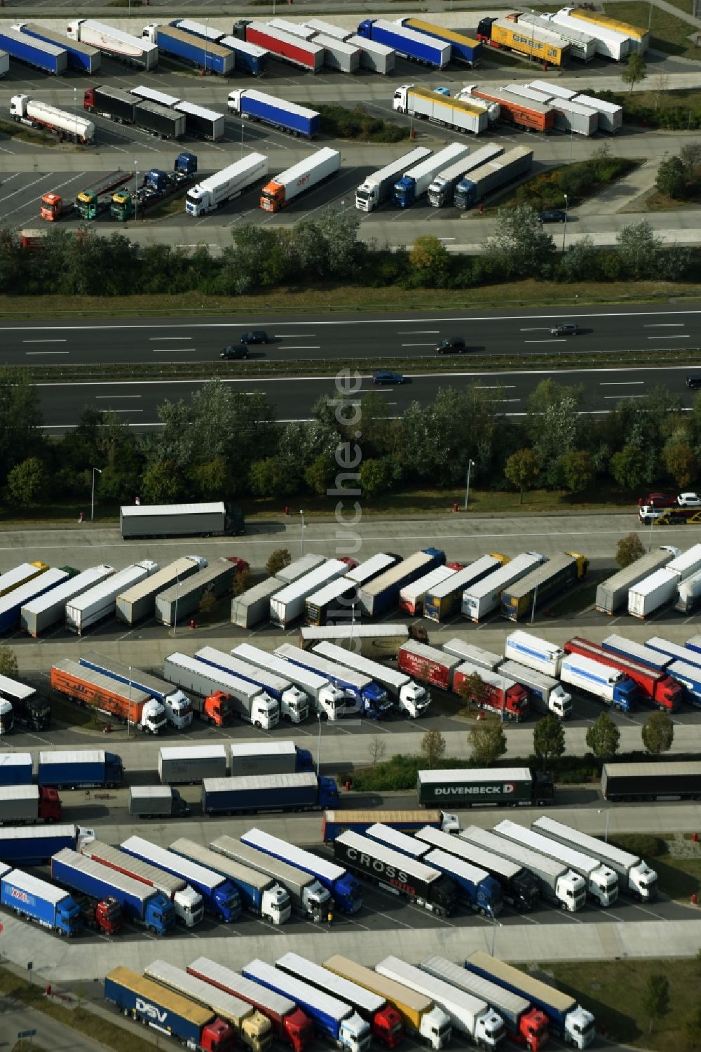 Mittenwalde aus der Vogelperspektive: LKW- Abstellflächen an der Autobahn- Raststätte und Parkplatz der BAB A10 Am Fichtenplan in Mittenwalde im Bundesland Brandenburg