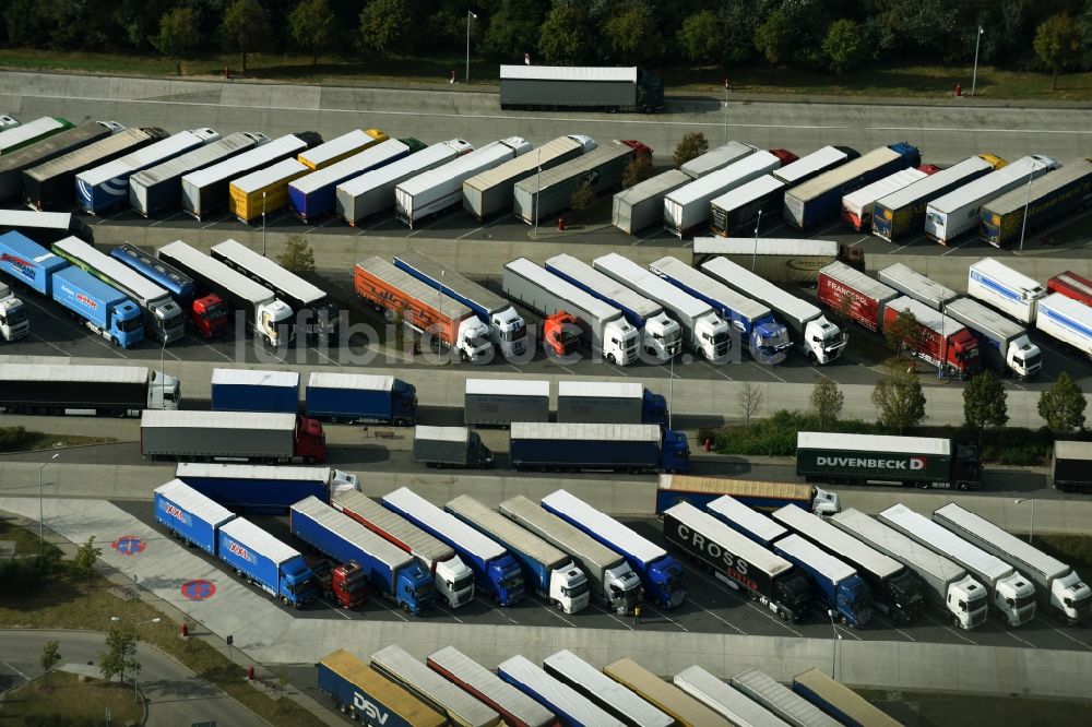 Mittenwalde von oben - LKW- Abstellflächen an der Autobahn- Raststätte und Parkplatz der BAB A10 Am Fichtenplan in Mittenwalde im Bundesland Brandenburg