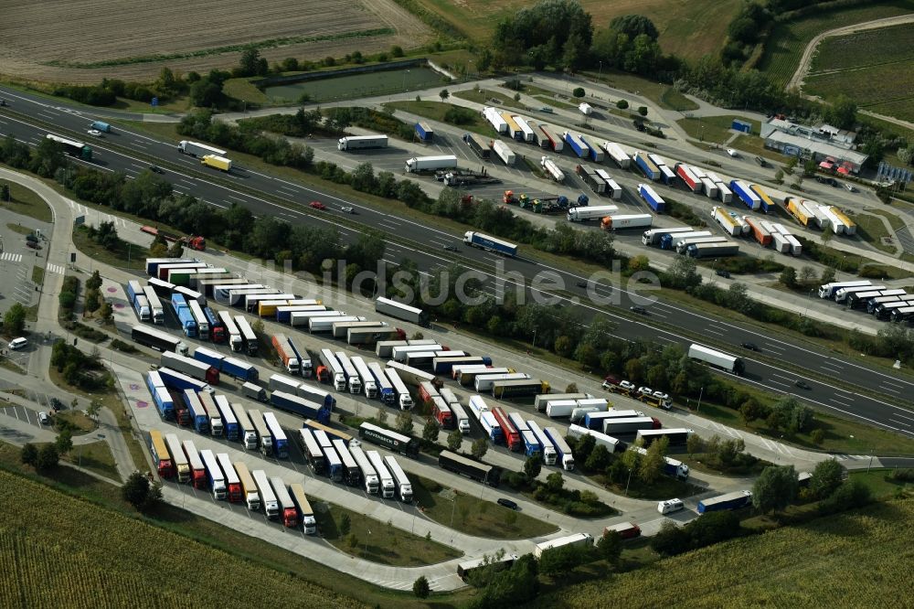 Luftaufnahme Mittenwalde - LKW- Abstellflächen an der Autobahn- Raststätte und Parkplatz der BAB A10 Am Fichtenplan in Mittenwalde im Bundesland Brandenburg