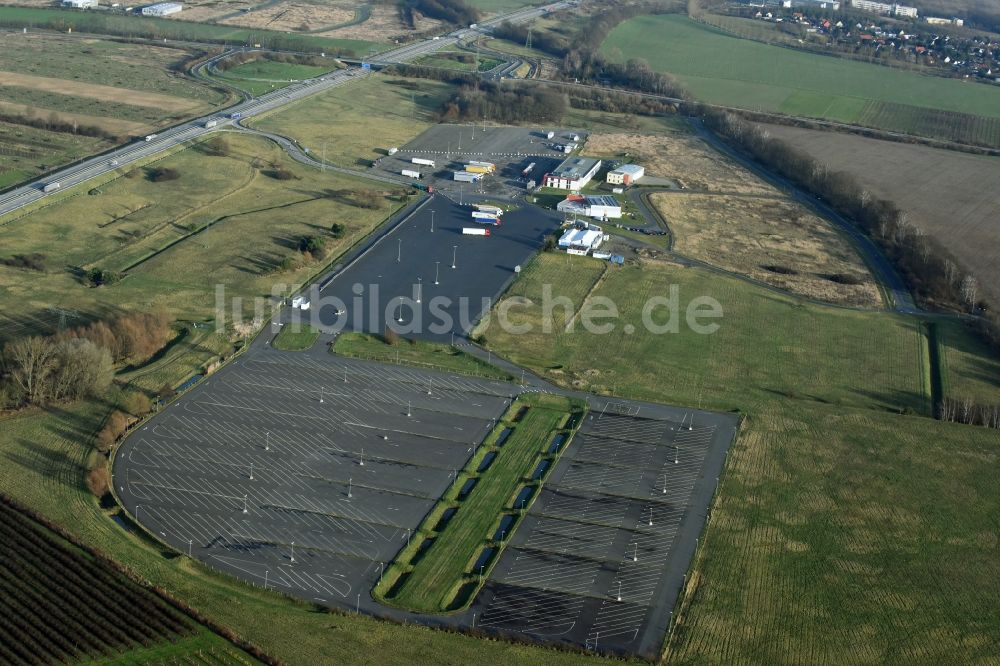 Luftbild Frankfurt (Oder) - LKW- Abstellflächen an der Autobahn- Raststätte und Parkplatz der BAB AA12 in Frankfurt (Oder) im Bundesland Brandenburg