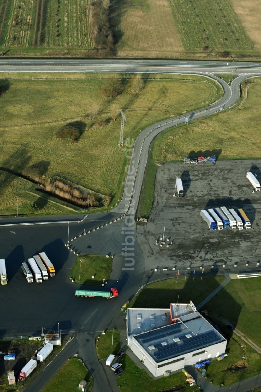 Frankfurt (Oder) aus der Vogelperspektive: LKW- Abstellflächen an der Autobahn- Raststätte und Parkplatz der BAB AA12 in Frankfurt (Oder) im Bundesland Brandenburg