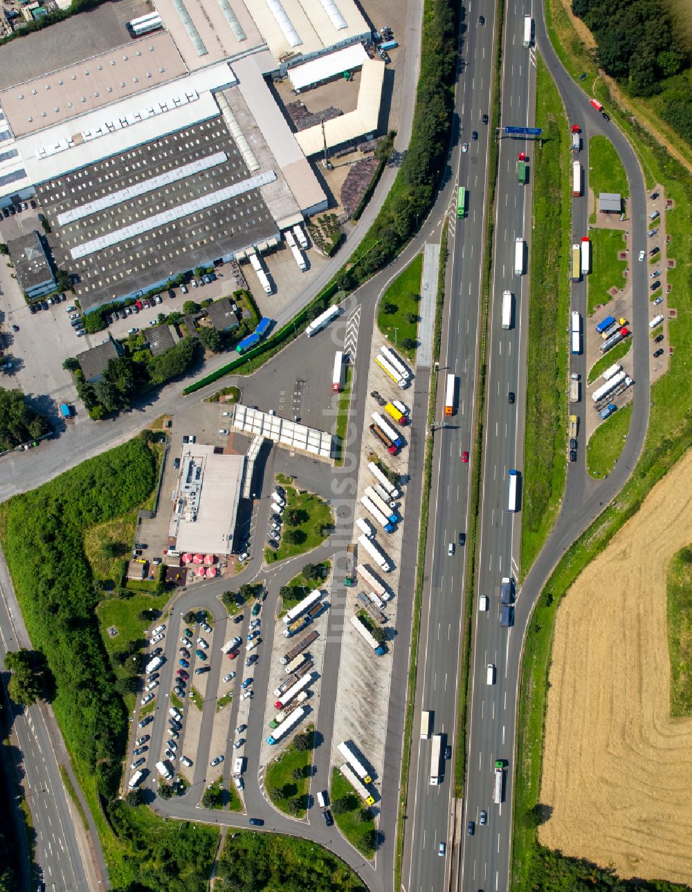 Luftaufnahme Fuhlenbrock - LKW- Abstellflächen an der Autobahn- Raststätte und Parkplatz der BAB A2 in Fuhlenbrock im Bundesland Nordrhein-Westfalen, Deutschland