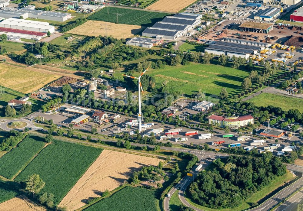 Herbolzheim aus der Vogelperspektive: LKW- Abstellflächen an der Autobahn- Raststätte und Parkplatz der BAB A5 in Herbolzheim im Bundesland Baden-Württemberg, Deutschland