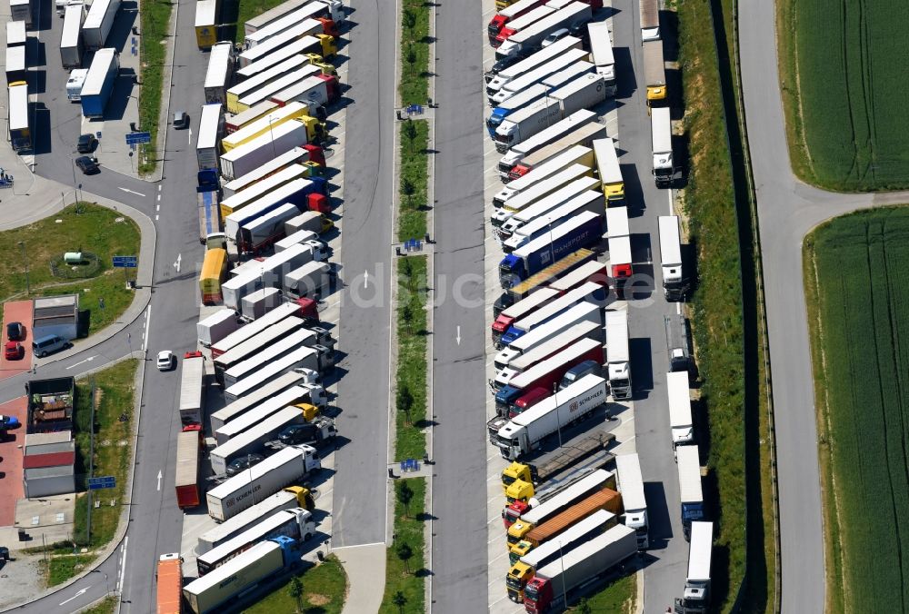 Schalding r.d.Donau aus der Vogelperspektive: LKW- Abstellflächen an der Autobahn- Raststätte und Parkplatz der BAB A3 der Ladesäule Tank & Rast Donautal Ost an der Reichsgrafenstraße in Schalding r.d.Donau im Bundesland Bayern, Deutschland