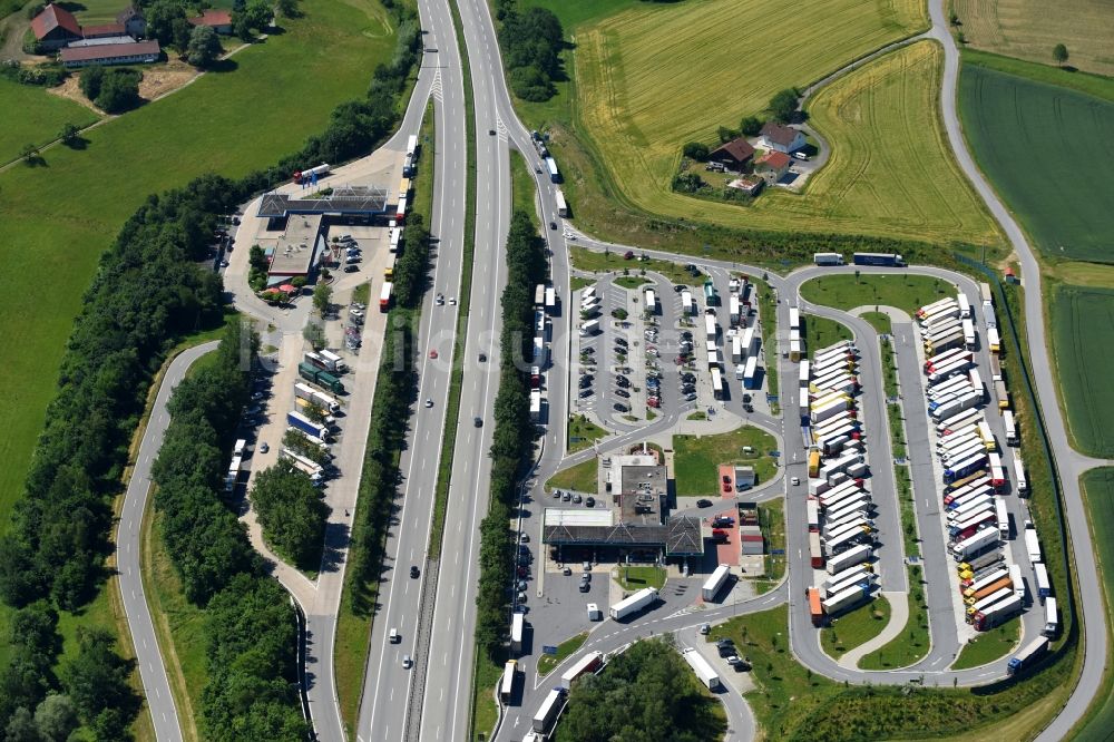 Schalding r.d.Donau von oben - LKW- Abstellflächen an der Autobahn- Raststätte und Parkplatz der BAB A3 der Ladesäule Tank & Rast Donautal Ost an der Reichsgrafenstraße in Schalding r.d.Donau im Bundesland Bayern, Deutschland