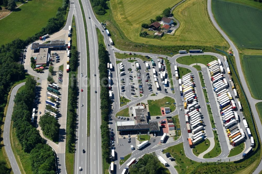 Luftbild Schalding r.d.Donau - LKW- Abstellflächen an der Autobahn- Raststätte und Parkplatz der BAB A3 der Ladesäule Tank & Rast Donautal Ost an der Reichsgrafenstraße in Schalding r.d.Donau im Bundesland Bayern, Deutschland