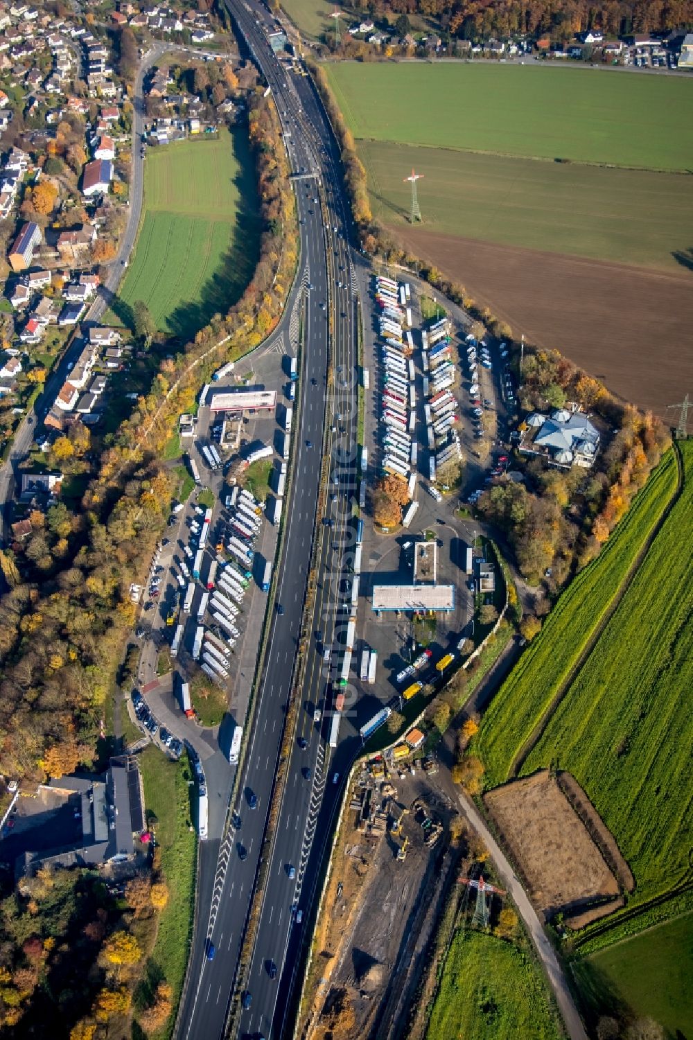 Luftbild Dortmund - LKW- Abstellflächen an der Autobahn- Raststätte und Parkplatz der BAB A1 Lichtendorf im Ortsteil Aplerbeck in Dortmund im Bundesland Nordrhein-Westfalen, Deutschland