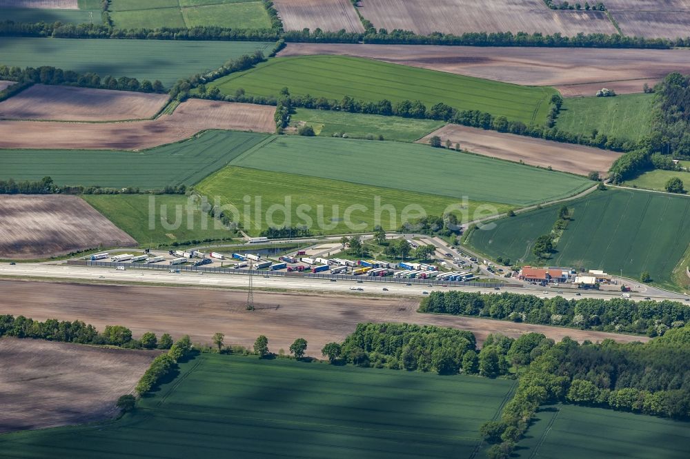 Luftaufnahme Neumünster - LKW- Abstellflächen an der Autobahn- Raststätte und Parkplatz der BAB A7 in Neumünster im Bundesland Schleswig-Holstein, Deutschland