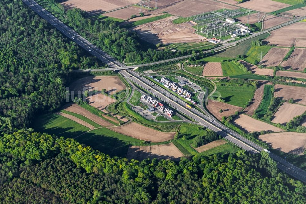 Offenburg aus der Vogelperspektive: LKW- Abstellflächen an der Autobahn- Raststätte und Parkplatz der BAB A5 in Offenburg im Bundesland Baden-Württemberg