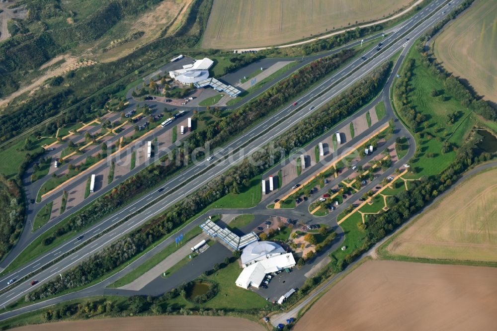 Plaaz aus der Vogelperspektive: LKW- Abstellflächen an der Autobahn- Raststätte und Parkplatz der BAB A19 in Plaaz im Bundesland Mecklenburg-Vorpommern, Deutschland