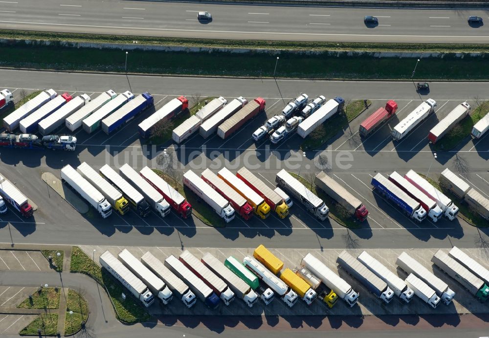 Gelsenkirchen von oben - LKW- Abstellflächen an der Autobahn- Raststätte und Parkplatz der BAB A2 Rasthof Resser Mark in Gelsenkirchen im Bundesland Nordrhein-Westfalen