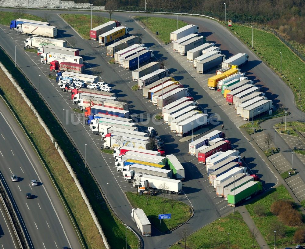 Luftbild Gelsenkirchen - LKW- Abstellflächen an der Autobahn- Raststätte und Parkplatz der BAB A2 Rasthof Resser Mark in Gelsenkirchen im Bundesland Nordrhein-Westfalen