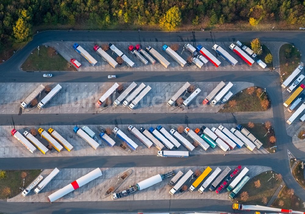 Hamm aus der Vogelperspektive: LKW- Abstellflächen an der Autobahn- Raststätte und Parkplatz der BAB A 2 Rastplatz Hamm-Rhynern Nord in Hamm im Bundesland Nordrhein-Westfalen