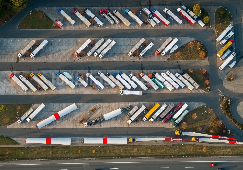 Luftaufnahme Hamm - LKW- Abstellflächen an der Autobahn- Raststätte und Parkplatz der BAB A 2 Rastplatz Hamm-Rhynern Nord in Hamm im Bundesland Nordrhein-Westfalen