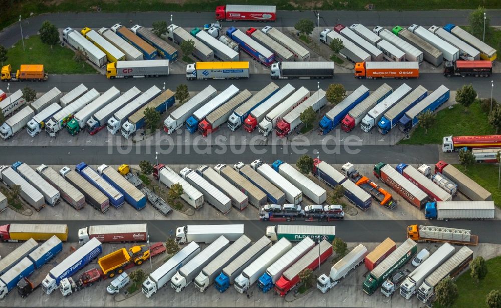 Hamm aus der Vogelperspektive: LKW- Abstellflächen an der Autobahn- Raststätte und Parkplatz der BAB A 2 Rastplatz Hamm-Rhynern Nord in Hamm im Bundesland Nordrhein-Westfalen