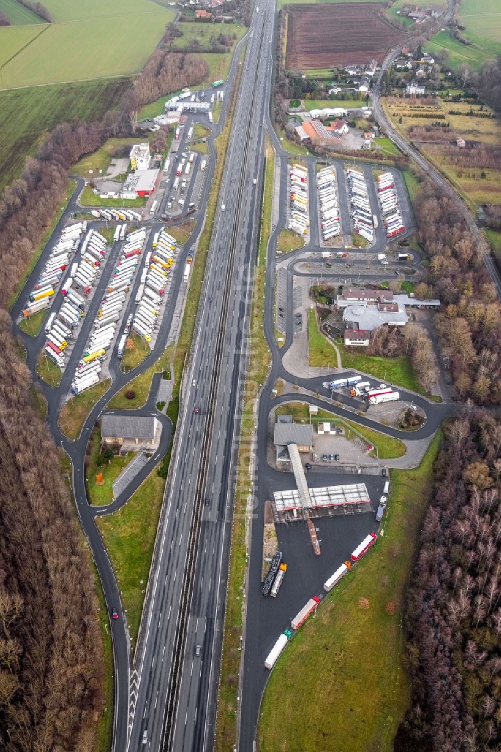 Luftaufnahme Hamm - LKW- Abstellflächen an der Autobahn- Raststätte und Parkplatz der BAB A 2 Rastplatz Hamm-Rhynern Nord in Hamm im Bundesland Nordrhein-Westfalen