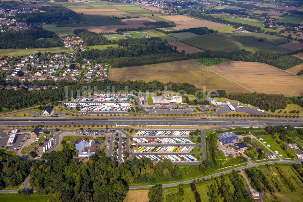 Luftaufnahme Hamm - LKW- Abstellflächen an der Autobahn- Raststätte und Parkplatz der BAB A 2 Rastplatz Hamm-Rhynern Nord in Hamm im Bundesland Nordrhein-Westfalen