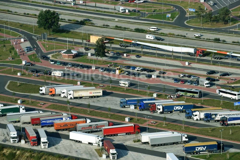 Bispingen aus der Vogelperspektive: LKW- Abstellflächen an der Autobahn- Raststätte und Parkplatz der BAB A7 E45 an der Raststätte Brunautal West in Bispingen im Bundesland Niedersachsen