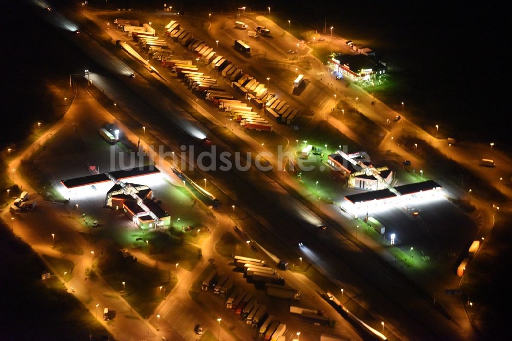 Luftbild Sandersdorf-Brehna - LKW- Abstellflächen an der Autobahn- Raststätte und Parkplatz der BAB A9 - Tank- und Rastanlage Köckern in Sandersdorf-Brehna im Bundesland Sachsen-Anhalt