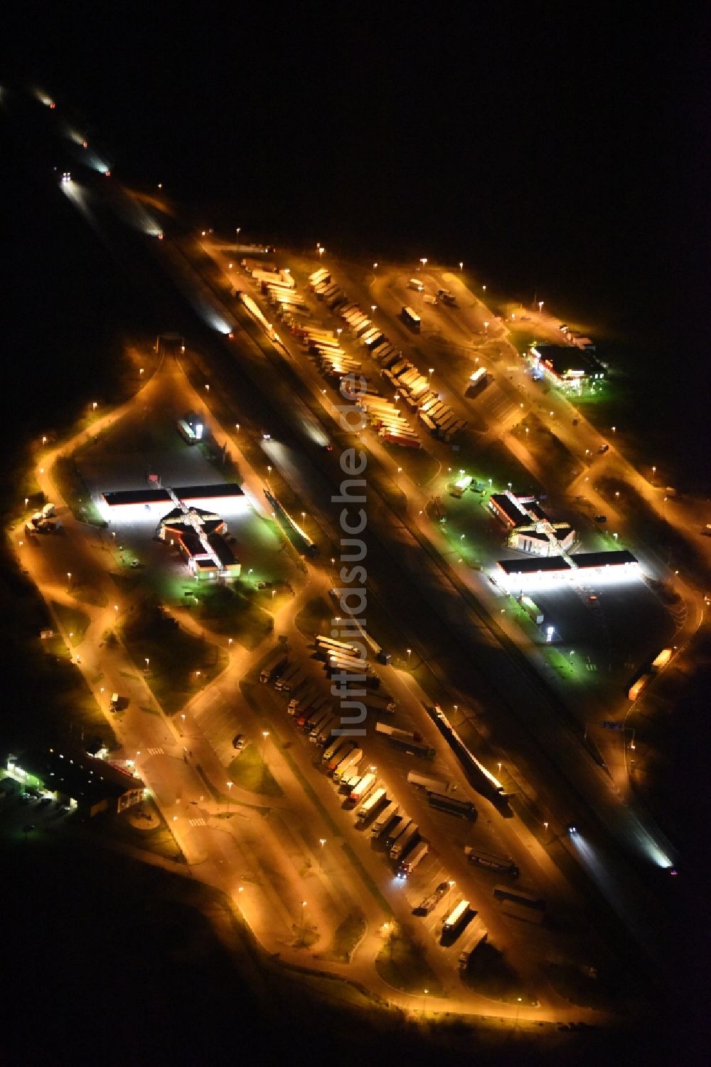 Luftaufnahme Sandersdorf-Brehna - LKW- Abstellflächen an der Autobahn- Raststätte und Parkplatz der BAB A9 - Tank- und Rastanlage Köckern in Sandersdorf-Brehna im Bundesland Sachsen-Anhalt