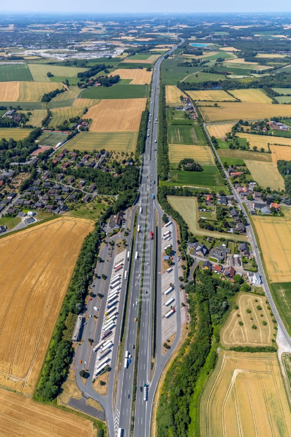 Vellern aus der Vogelperspektive: LKW- Abstellflächen an der Autobahn- Raststätte und Parkplatz der BAB A2 in Vellern im Bundesland Nordrhein-Westfalen, Deutschland