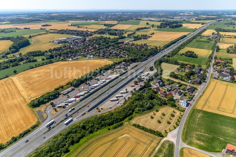 Luftbild Vellern - LKW- Abstellflächen an der Autobahn- Raststätte und Parkplatz der BAB A2 in Vellern im Bundesland Nordrhein-Westfalen, Deutschland