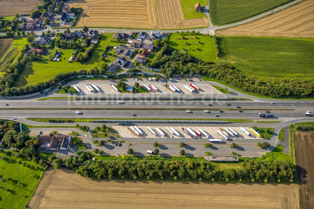 Vellern von oben - LKW- Abstellflächen an der Autobahn- Raststätte und Parkplatz der BAB A2 in Vellern im Bundesland Nordrhein-Westfalen, Deutschland