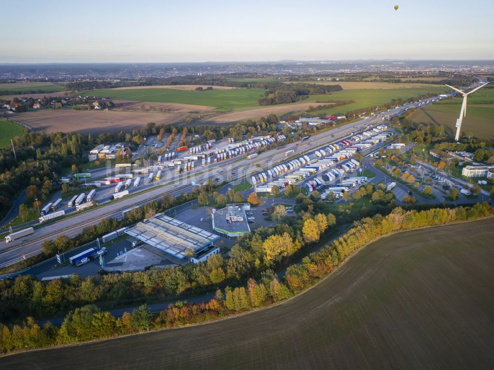 Luftbild Wilsdruff - LKW- Abstellflächen an der Autobahn- Raststätte und Parkplatz der BAB A4 in Wilsdruff im Bundesland Sachsen, Deutschland