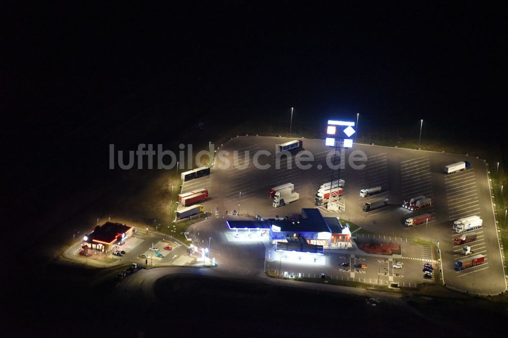 Sandersdorf-Brehna aus der Vogelperspektive: LKW- Abstellflächen an der Autobahn- Raststätte und Parkplatz der BAB A9 zur B183 in Sandersdorf-Brehna im Bundesland Sachsen-Anhalt