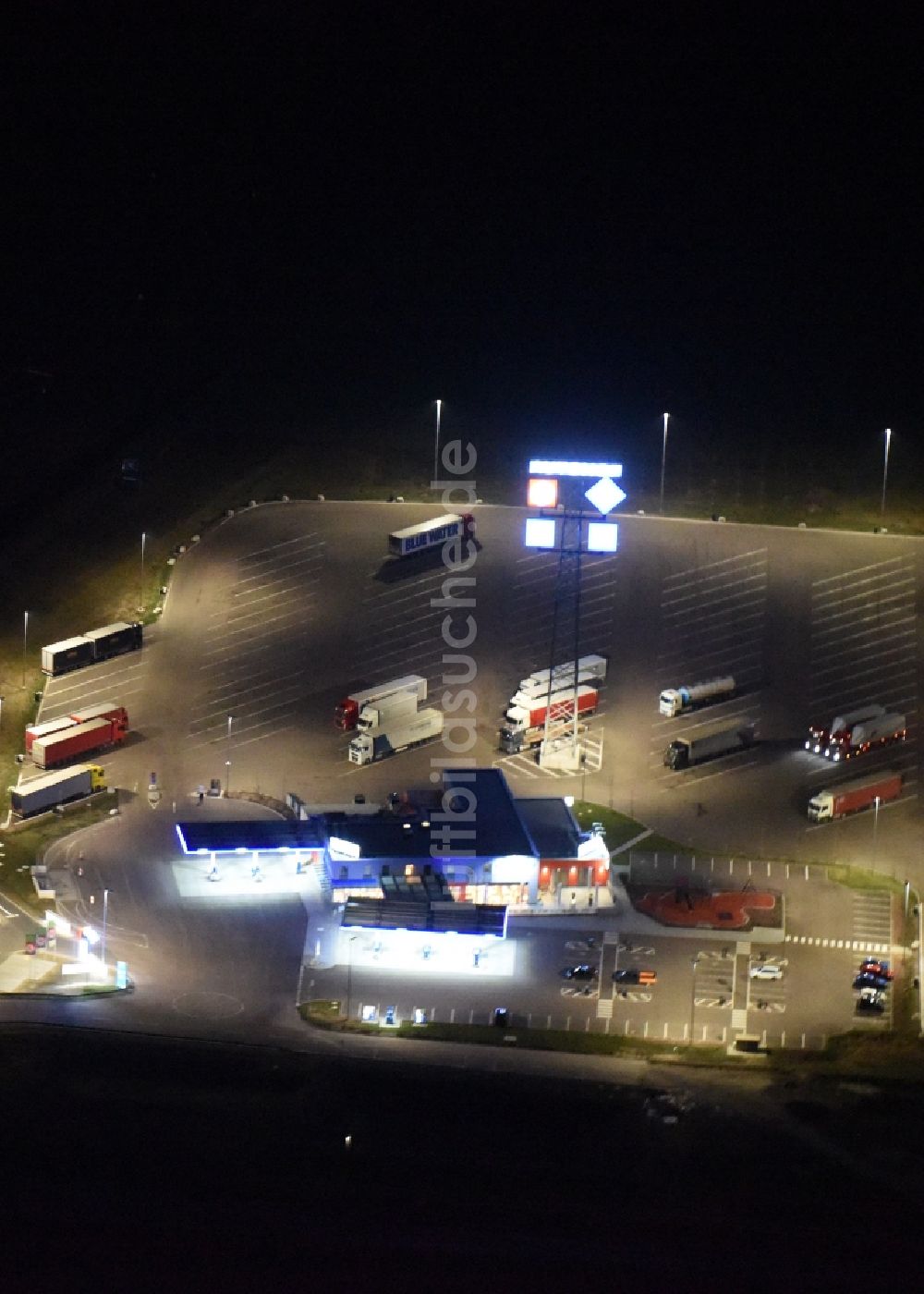 Luftaufnahme Sandersdorf-Brehna - LKW- Abstellflächen an der Autobahn- Raststätte und Parkplatz der BAB A9 zur B183 in Sandersdorf-Brehna im Bundesland Sachsen-Anhalt