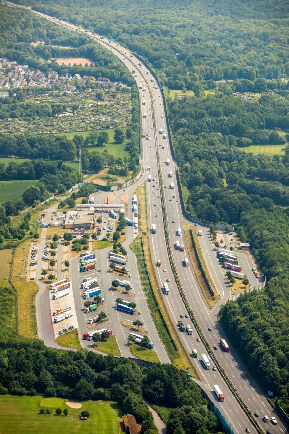 Luftaufnahme Gelsenkirchen - LKW- Abstellflächen und Freiflächen- Lager der BAB A4 Rasthof Resser Mark an der Brauckstraße im Ortsteil Gelsenkirchen-Ost in Gelsenkirchen im Bundesland Nordrhein-Westfalen, Deutschland