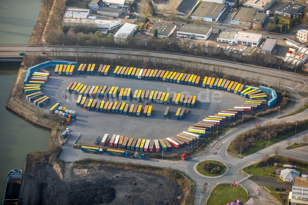 Luftaufnahme Herne - LKW- Abstellflächen und Freiflächen- Lager der der Müller – Die lila Logistik GmbH & Co. KG Am Westhafen in Herne im Bundesland Nordrhein-Westfalen, Deutschland