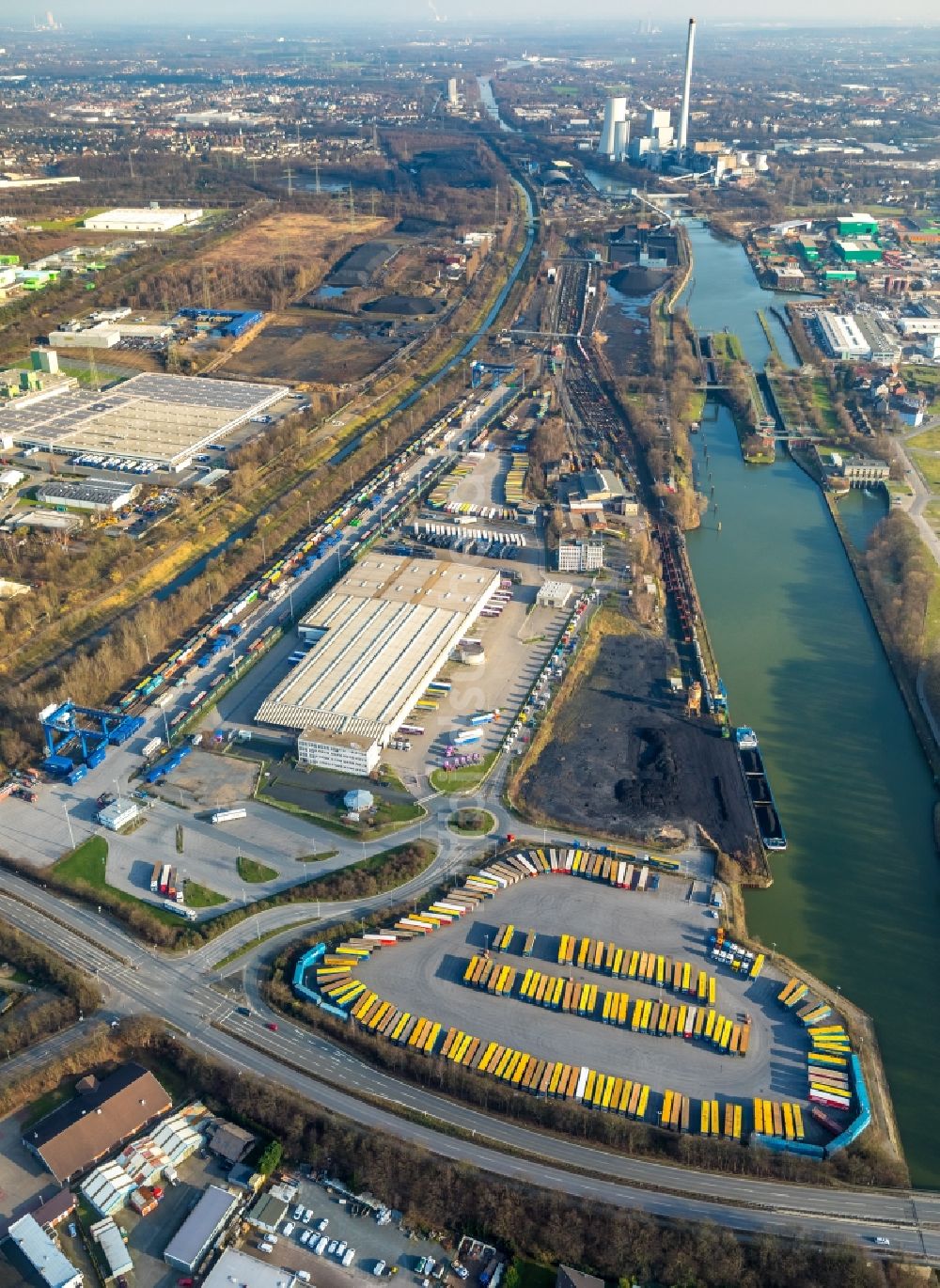 Herne von oben - LKW- Abstellflächen und Freiflächen- Lager der der Müller – Die lila Logistik GmbH & Co. KG Am Westhafen in Herne im Bundesland Nordrhein-Westfalen, Deutschland