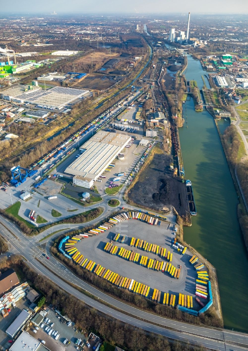 Herne aus der Vogelperspektive: LKW- Abstellflächen und Freiflächen- Lager der der Müller – Die lila Logistik GmbH & Co. KG Am Westhafen in Herne im Bundesland Nordrhein-Westfalen, Deutschland