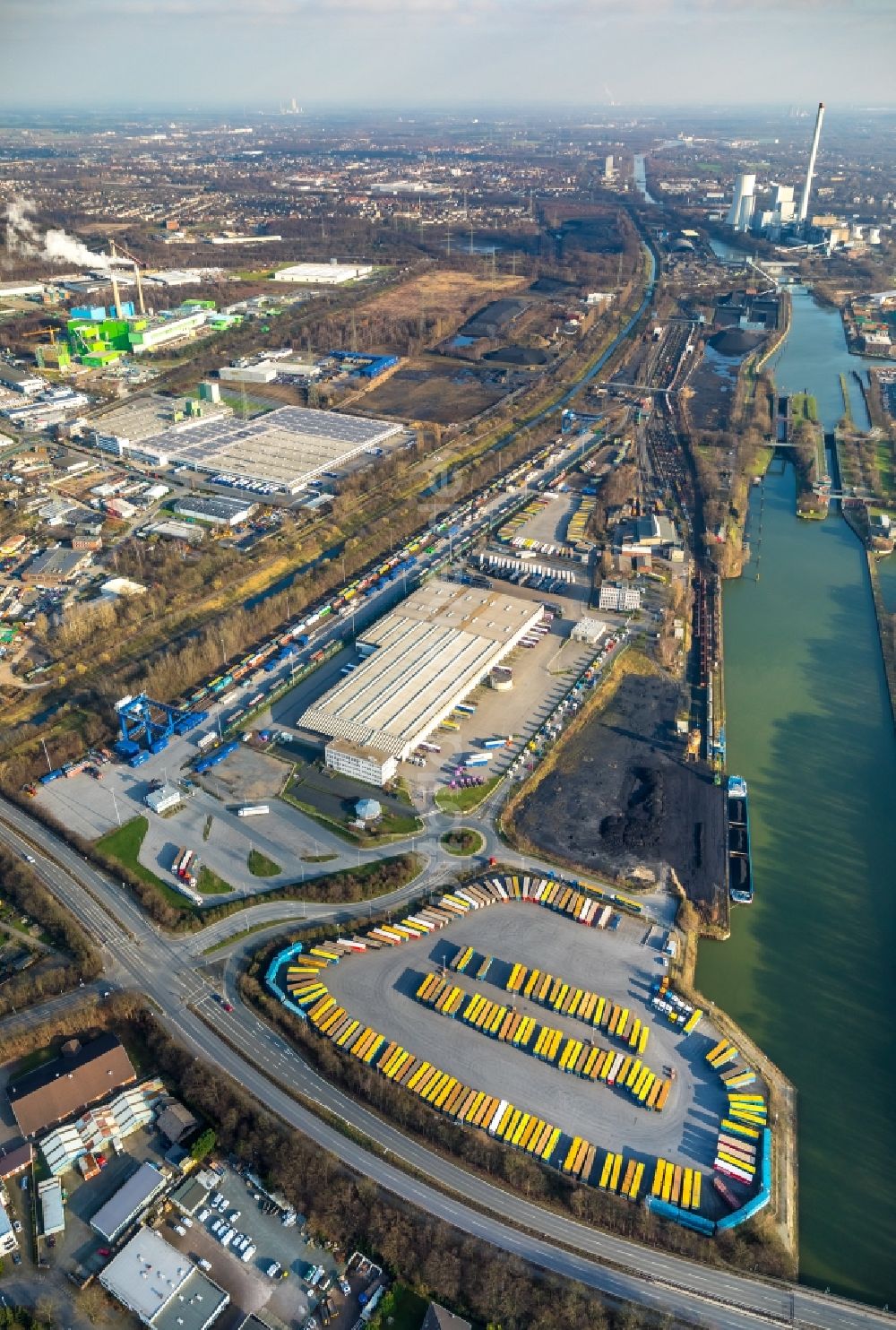 Luftbild Herne - LKW- Abstellflächen und Freiflächen- Lager der der Müller – Die lila Logistik GmbH & Co. KG Am Westhafen in Herne im Bundesland Nordrhein-Westfalen, Deutschland