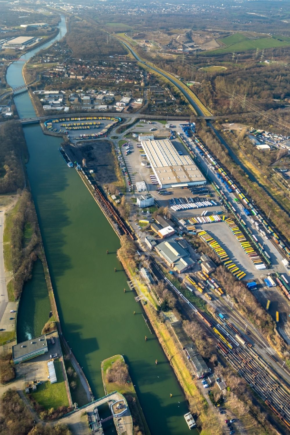 Herne von oben - LKW- Abstellflächen und Freiflächen- Lager der der Müller – Die lila Logistik GmbH & Co. KG Am Westhafen in Herne im Bundesland Nordrhein-Westfalen, Deutschland