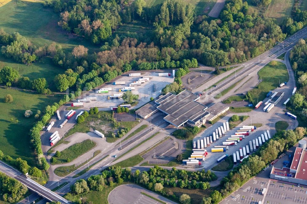 Luftbild Scheibenhard - LKW- Abstellflächen und Freiflächen- Lager am ehemaligen Grenzübergang Lauterbourg jetzt Bundespolizeirevier Bienwald in Scheibenhard in Grand Est, Frankreich