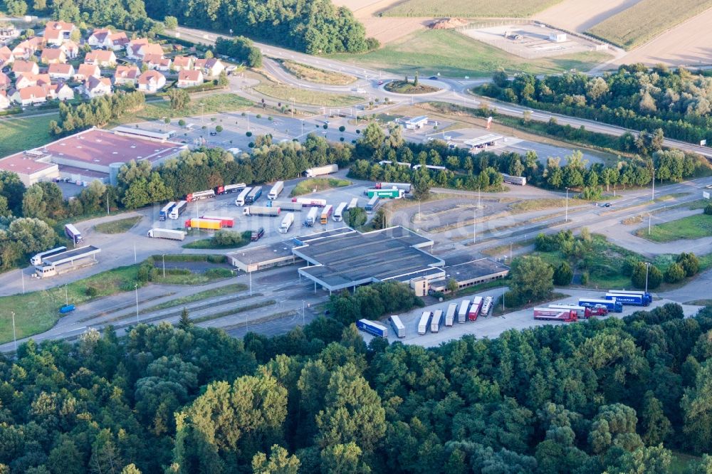 Scheibenhard aus der Vogelperspektive: LKW- Abstellflächen und Freiflächen- Lager am ehemaligen Grenzübergang Lauterbourg jetzt Bundespolizeirevier Bienwald in Scheibenhard in Grand Est, Frankreich