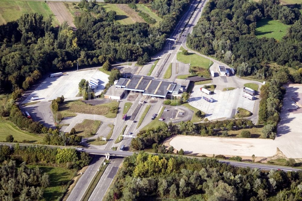 Scheibenhard von oben - LKW- Abstellflächen und Freiflächen- Lager am ehemaligen Grenzübergang Lauterbourg jetzt Bundespolizeirevier Bienwald in Scheibenhard in Grand Est, Frankreich