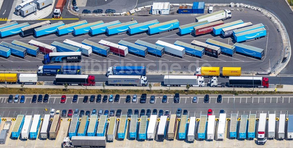 Dortmund von oben - LKW- Abstellflächen und Freiflächen- Lager des Logistikzentrums des Internethändlers Amazon im Ortsteil Westfalenhütte in Dortmund im Bundesland Nordrhein-Westfalen, Deutschland