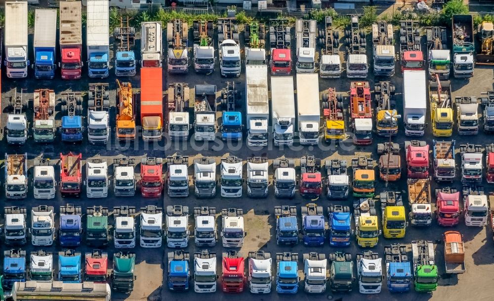 Dortmund aus der Vogelperspektive: LKW- Abstellflächen und Freiflächen- Lager der Stellfeld & Ernst GmbH am Niedersachsenweg im Ortsteil Brackel in Dortmund im Bundesland Nordrhein-Westfalen, Deutschland