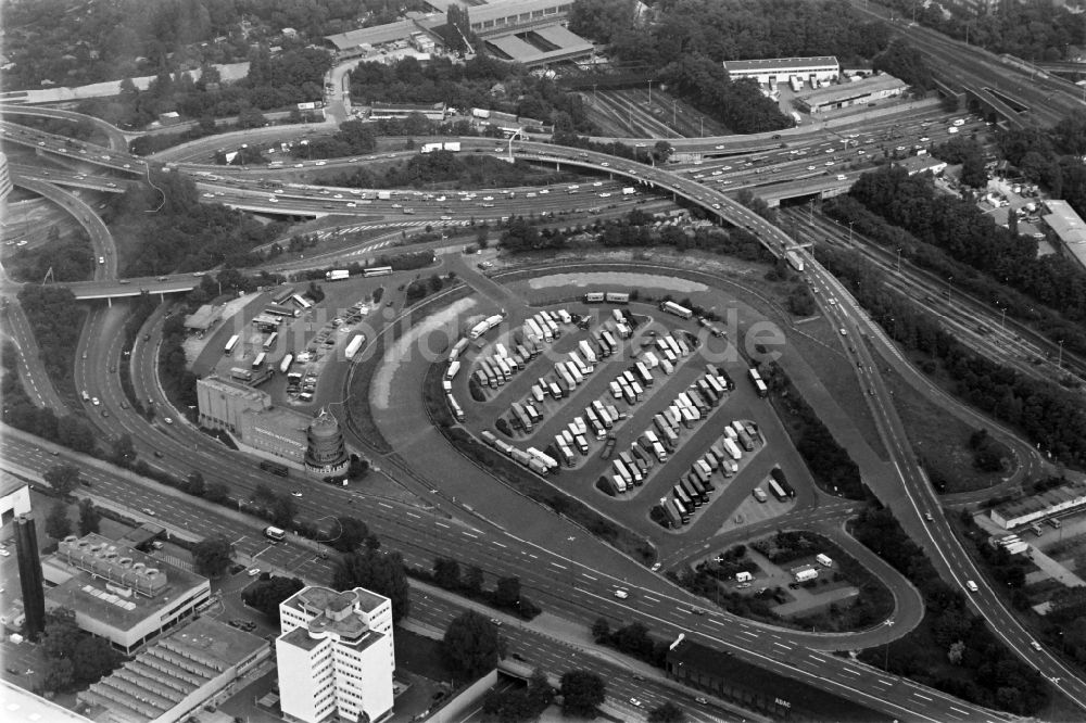 Luftbild Berlin - LKW- Abstellflächen an der Tank- und Rastanlage der BAB A100 in Berlin, Deutschland