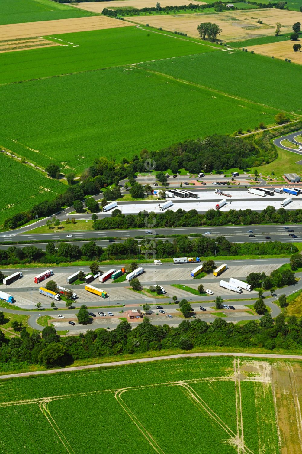 Luftaufnahme Bantorf - LKW- Abstellflächen an der Tank- und Rastanlage der BAB A2 - Rastplatz Bückethaler Knick Süd in Bantorf im Bundesland Niedersachsen, Deutschland