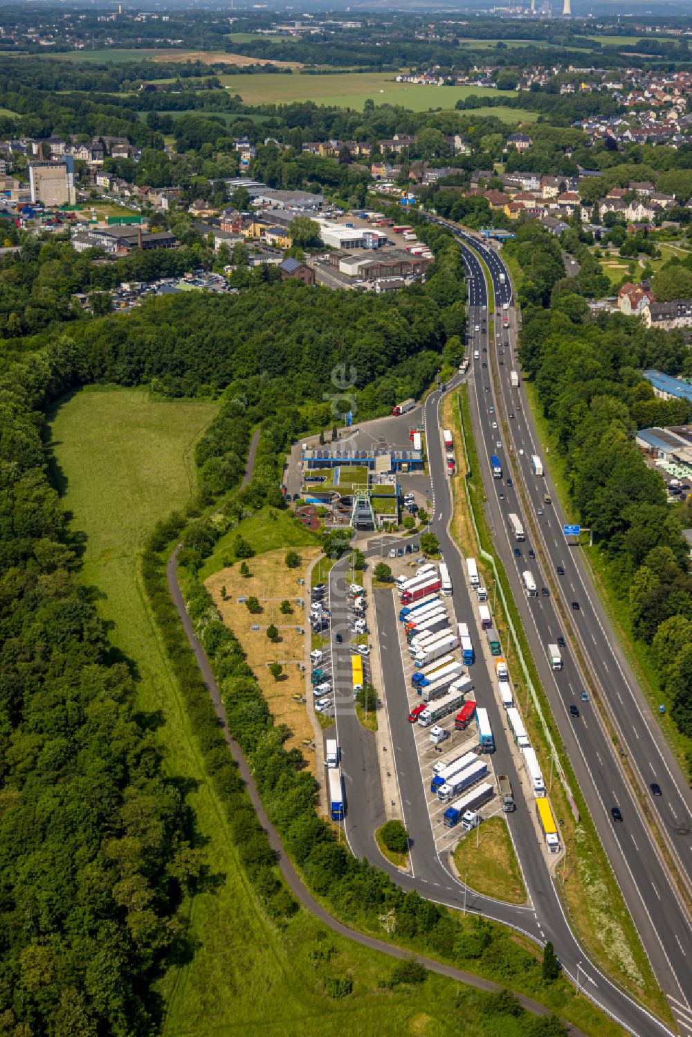 Luftaufnahme Bochum - LKW- Abstellflächen an der Tank- und Rastanlage der BAB A40 - Raststätte Beverbach in Bochum im Bundesland Nordrhein-Westfalen, Deutschland