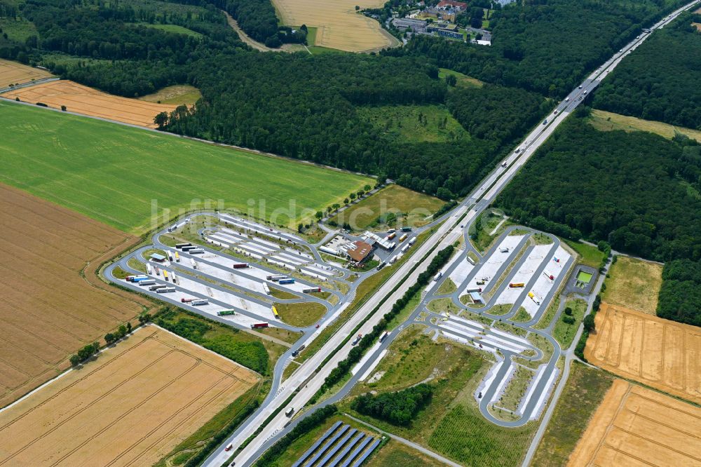 Geseke aus der Vogelperspektive: LKW- Abstellflächen an der Tank- und Rastanlage der BAB A44 - Raststätte Hellweg in Geseke im Bundesland Nordrhein-Westfalen, Deutschland