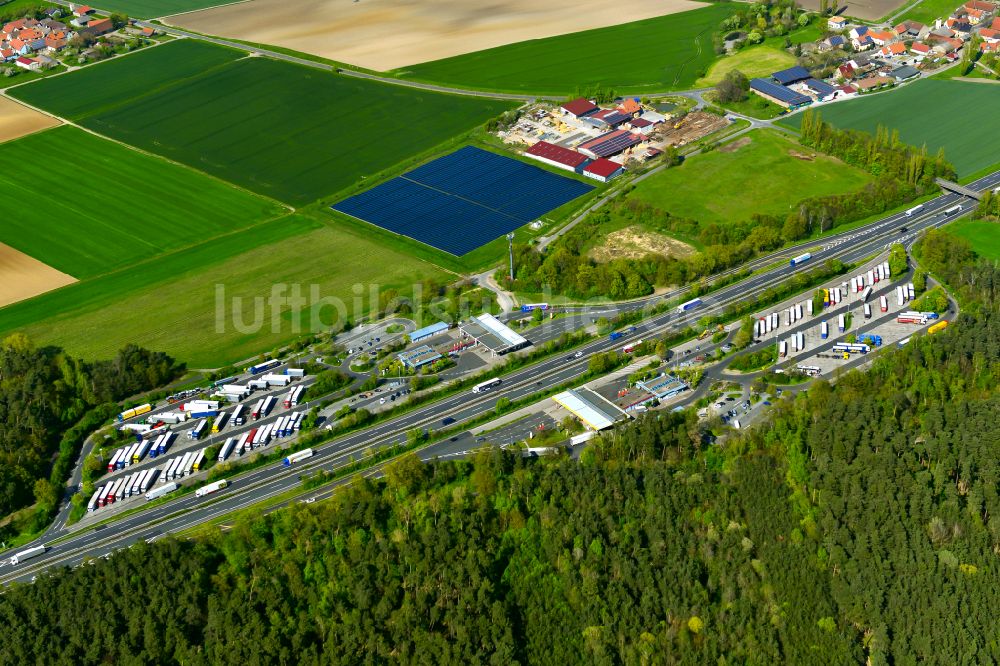 Kleinlangheim von oben - LKW- Abstellflächen an der Tank- und Rastanlage der BAB A3, Serways Raststätte Haidt Süd in Kleinlangheim im Bundesland Bayern, Deutschland