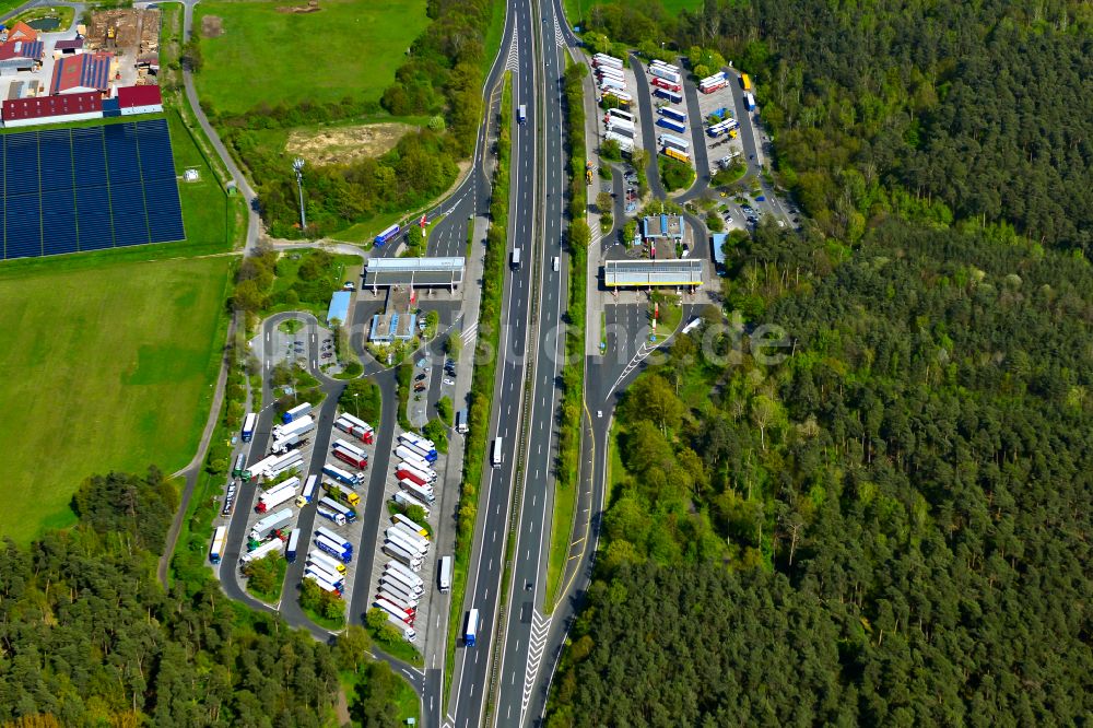 Kleinlangheim aus der Vogelperspektive: LKW- Abstellflächen an der Tank- und Rastanlage der BAB A3, Serways Raststätte Haidt Süd in Kleinlangheim im Bundesland Bayern, Deutschland