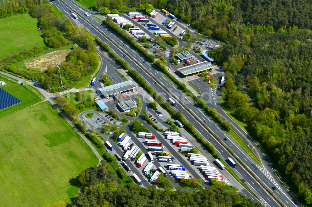 Luftbild Kleinlangheim - LKW- Abstellflächen an der Tank- und Rastanlage der BAB A3, Serways Raststätte Haidt Süd in Kleinlangheim im Bundesland Bayern, Deutschland