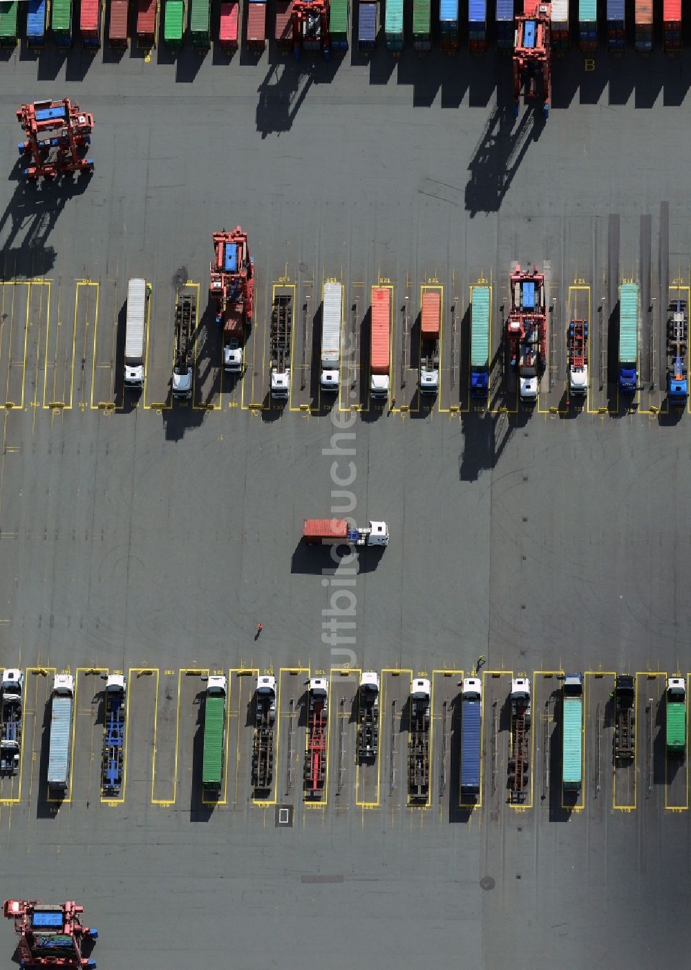 Hamburg von oben - LKW- Beladestationen am HHLA Container Terminal Tollerort am Hamburger Hafen